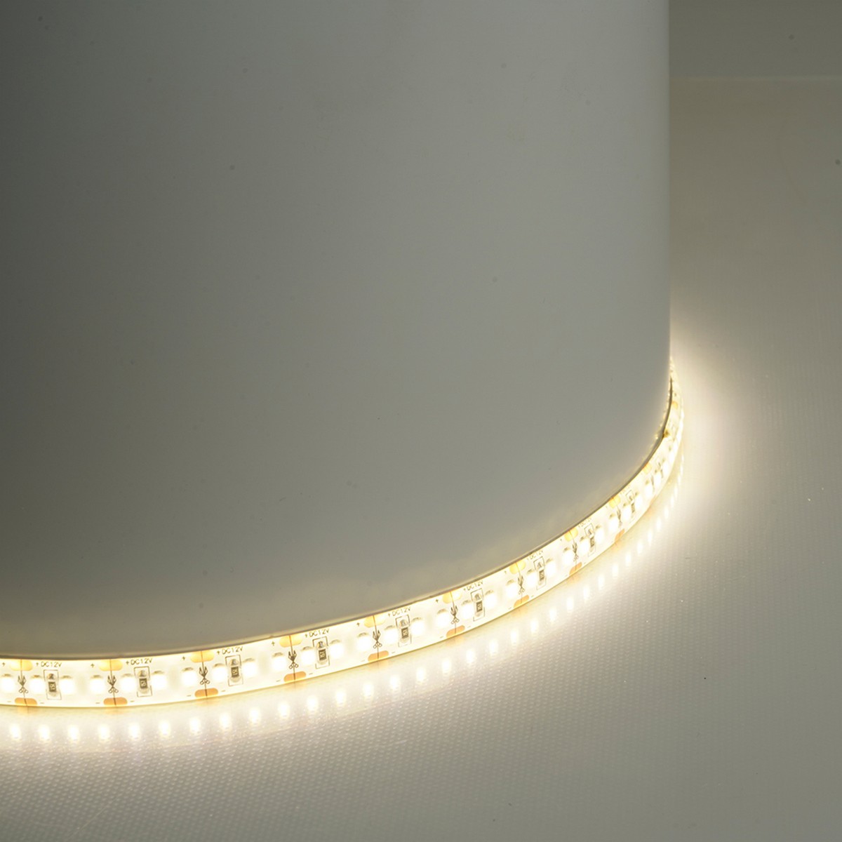 Лента светодиодная Feron LS626 180SMD(2835)/м 17Вт/м 12V 4000К IP65 5 метров 51639