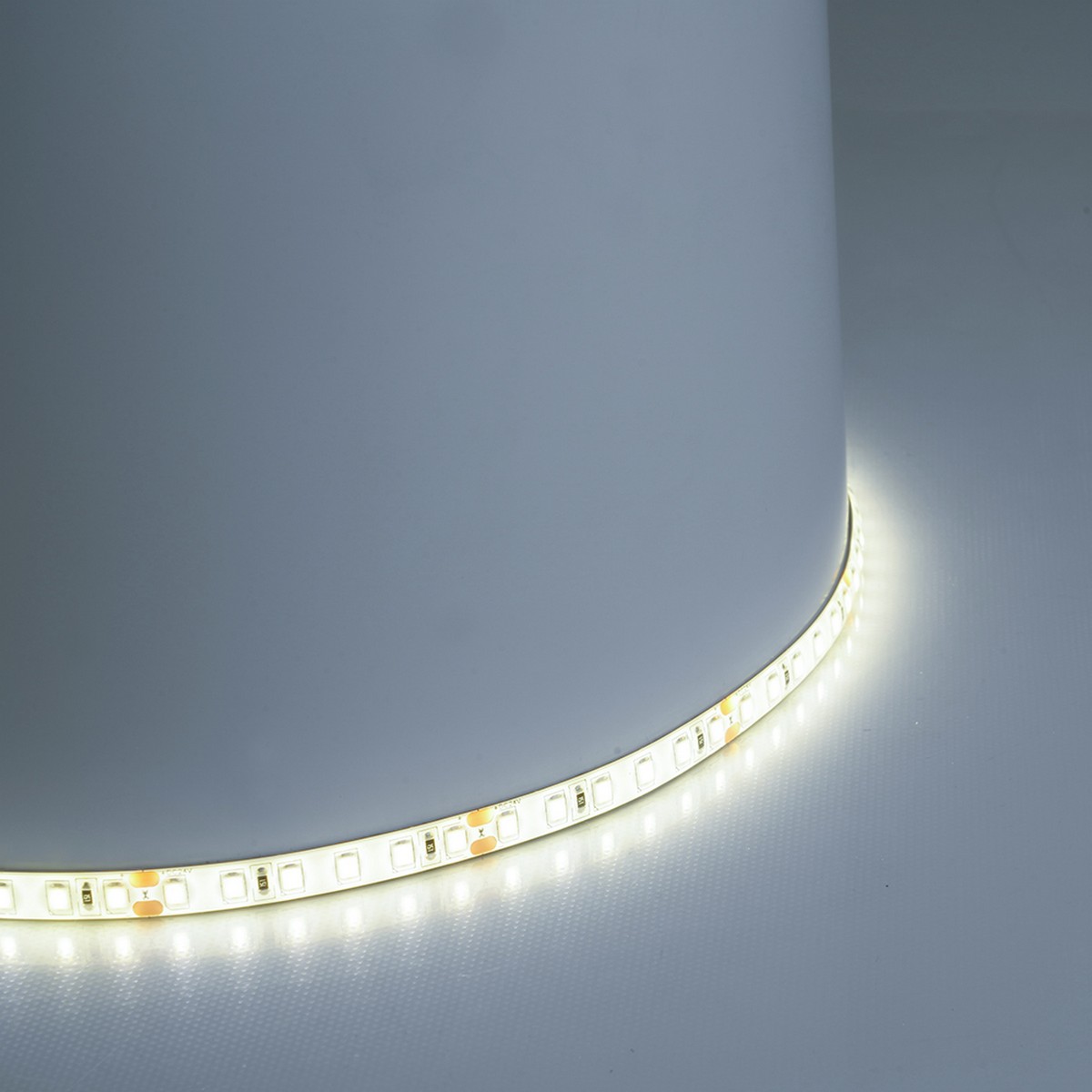 Светодиодная лента белая холодная Светодиодная LED лента Feron LS511 120SMD(2835)/м 11Вт/м 24V 6000К IP65 51636 