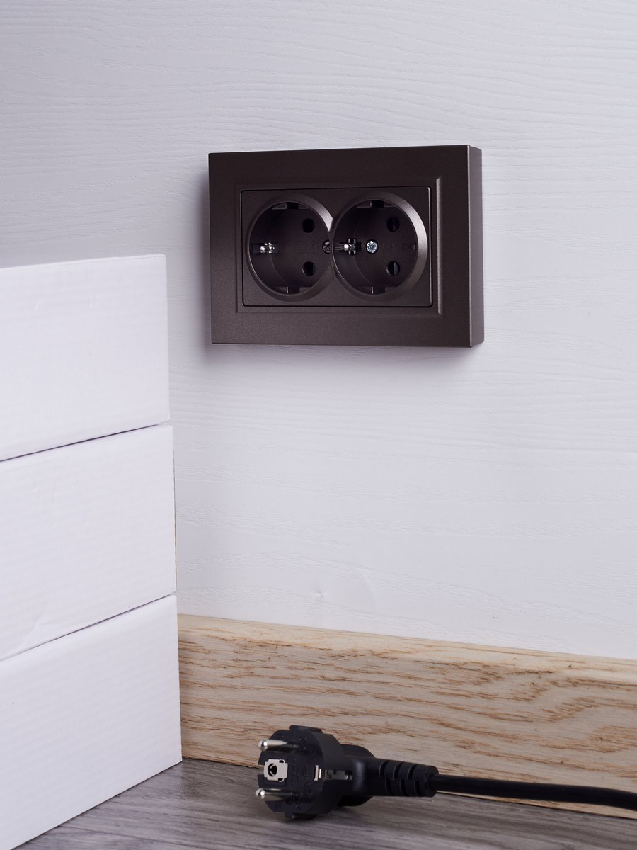 IEK Brite Бронза Розетка IEK BRITE 2-ая с/з с шторками 16А в сборе РСш12-3-БрТБ темная бронза BR-R24-16-K45-F