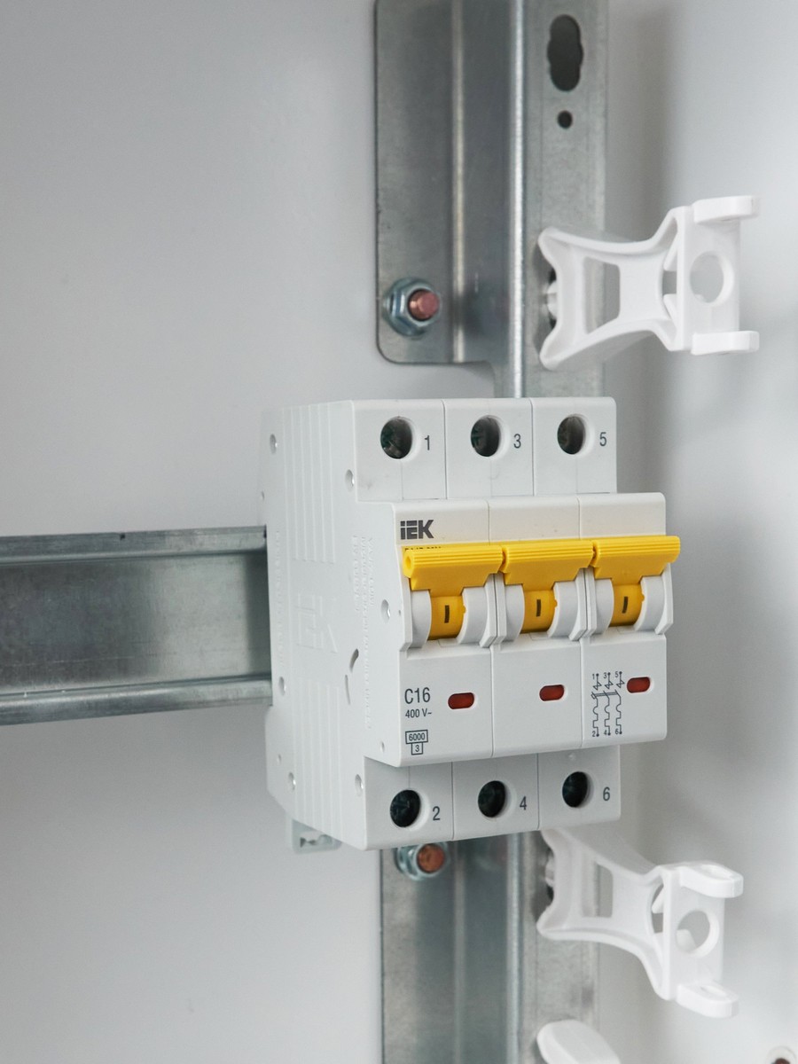 3 полюсные (трехполюсные) Автоматический выключатель IEK KARAT ВА47-60M 3Р 16А 6кА С MVA31-3-016-C 