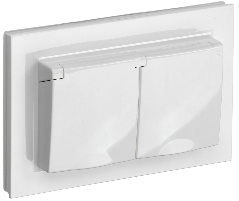 IEK Brite Белый Розетка IEK BRITE 2-ая с/з с шторками и крышкой 16А в сборе IP44 РСбш12-3-44-БрБ белый BR-R26-16-44-