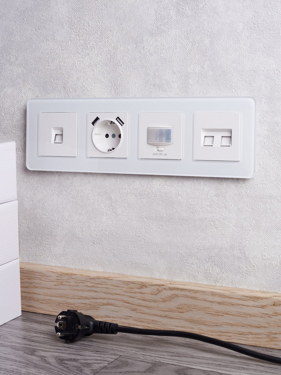 IEK Brite Рамки Рамка IEK BRITE DECOR Белый матовый стекло скругл.угол 4-м РУ-4-2-Бр RE BR-M42-G-41-K01