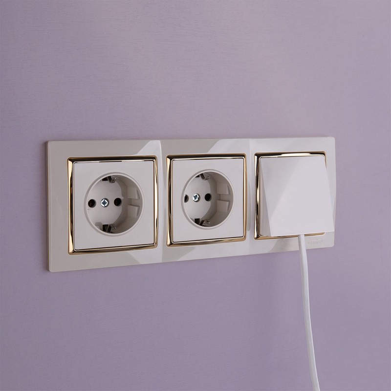 Рамки Werkel Snabb Рамка Werkel Snabb на 3 поста (слоновая кость/золото) W0031932