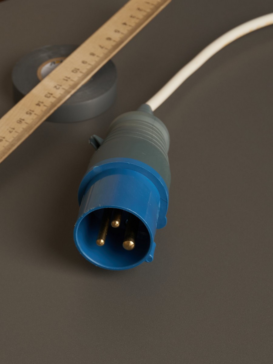 Силовые разъемы и вилки Вилка кабельная IEK 013 2Р+РЕ 16А 220В IP44 PSR01-016-3 