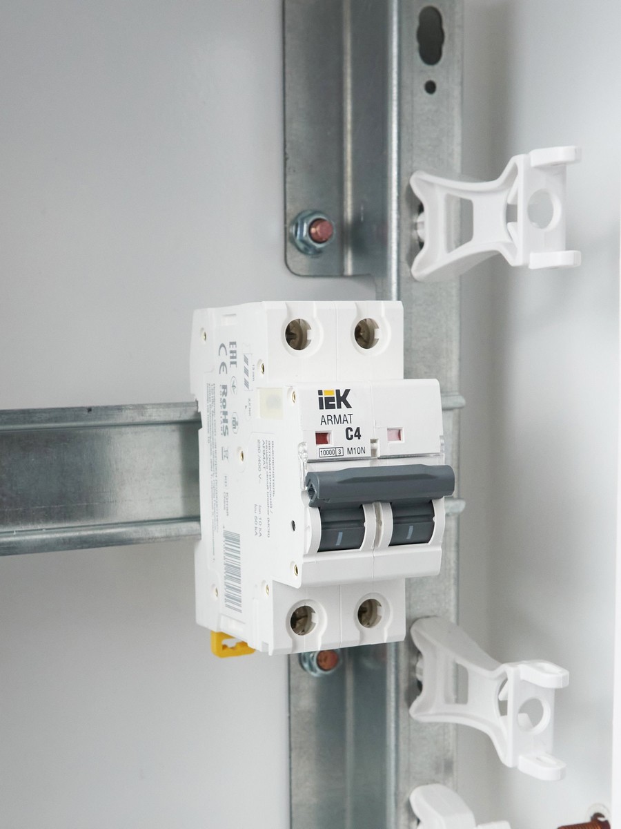 2 полюсные (двухполюсные) Автоматический выключатель IEK ARMAT M10N 2P C 4А AR-M10N-2-C004 