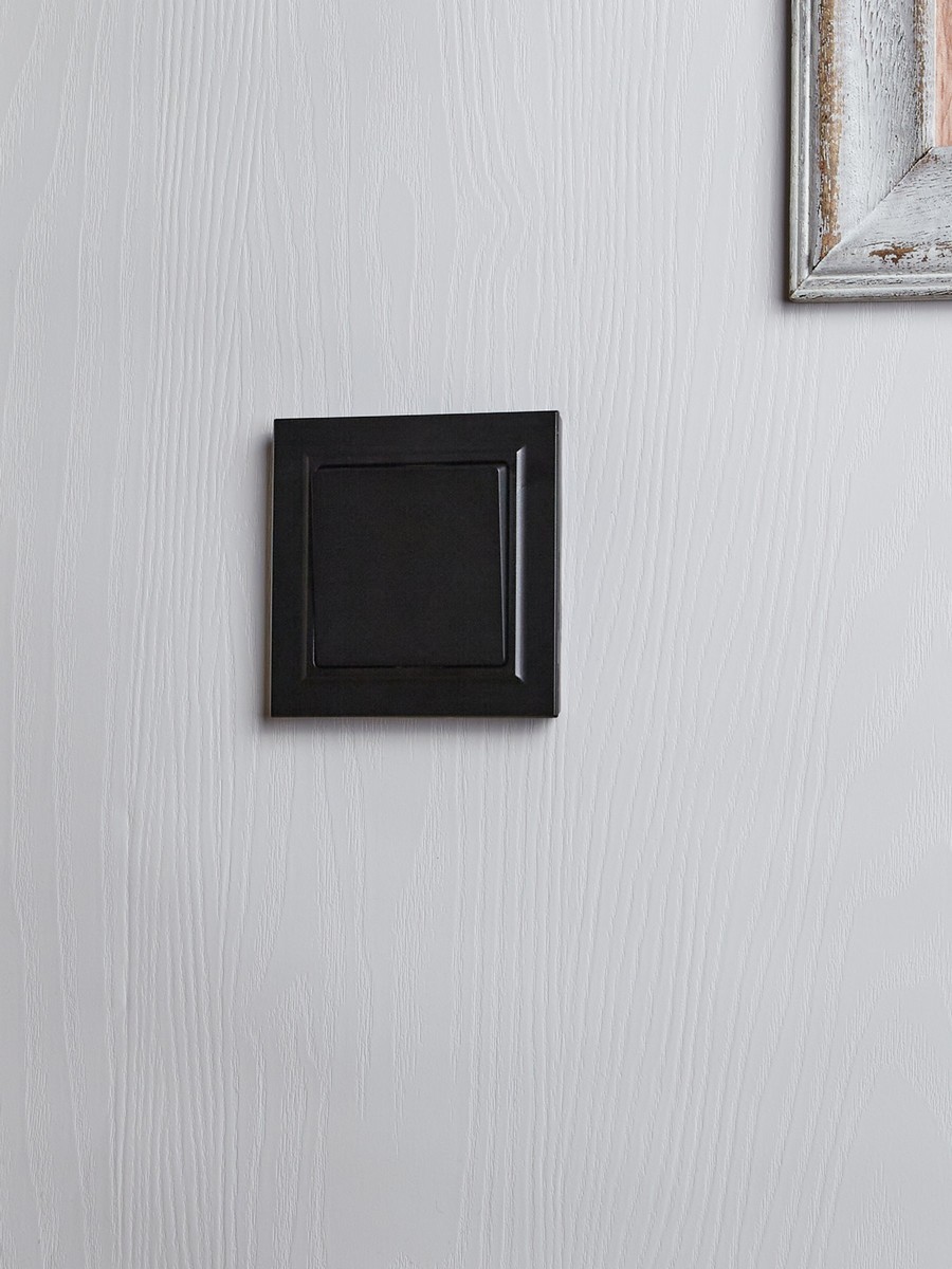 IEK Brite Черный Выключатель IEK BRITE 1-клавишный проходной 10А ВС10-1-6-БрЧ черный BR-V12-0-10-K02