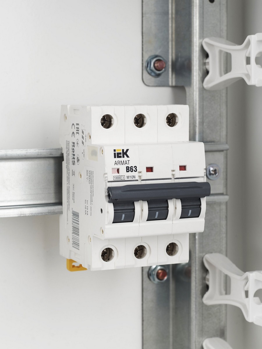 3 полюсные (трехполюсные) Автоматический выключатель IEK ARMAT M10N 3P B 63А AR-M10N-3-B063 