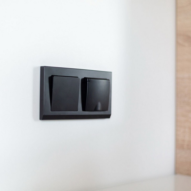 Werkel Черный матовый механизмы Розетка влагозащищенная Werkel с зазем. с защит. крышкой и шторками черный матовый W1171208