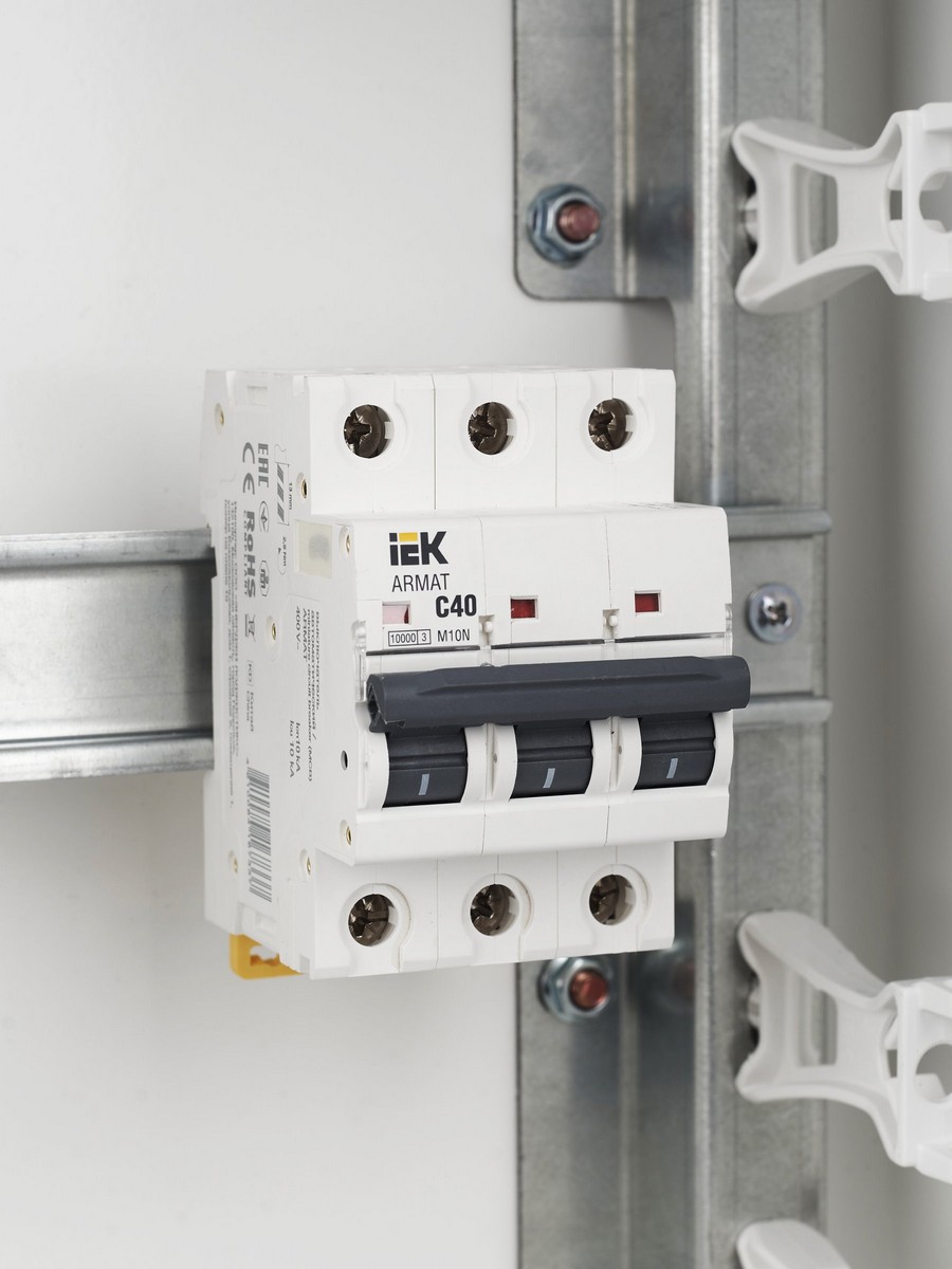 3 полюсные (трехполюсные) Автоматический выключатель IEK ARMAT M10N 3P C 40А AR-M10N-3-C040 