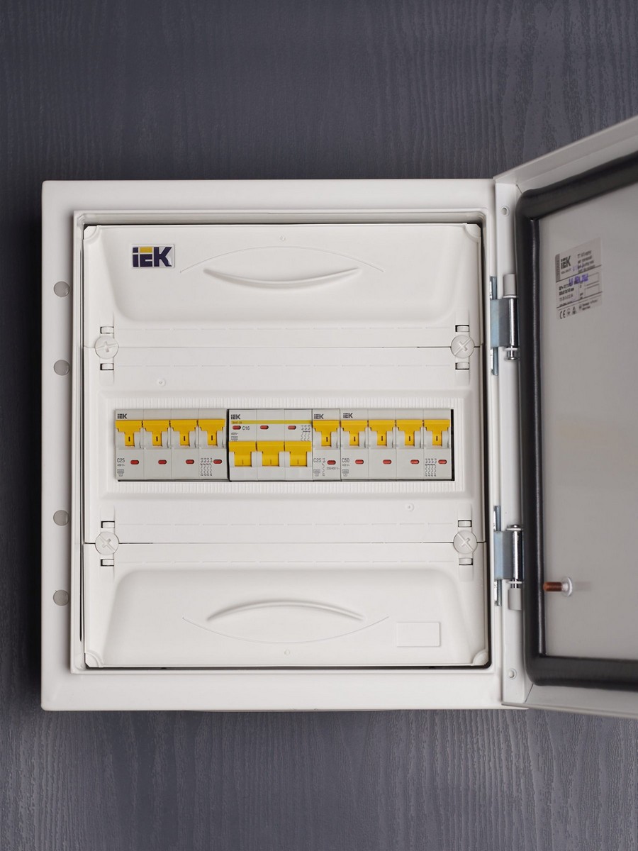 3 полюсные (трехполюсные) Автоматический выключатель IEK KARAT ВА47-29 3Р 16А 4,5кА х-ка С MVA20-3-016-C 