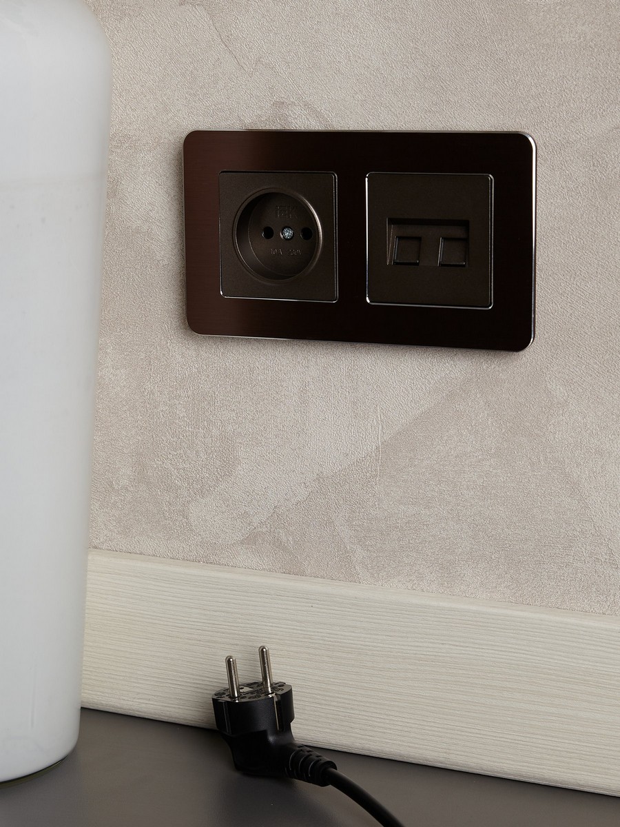 IEK Brite Бронза Розетка IEK BRITE 1-местная без заземления без защитных шторок 10А РС10-1-0-БрТБ темная бронза BR-R1