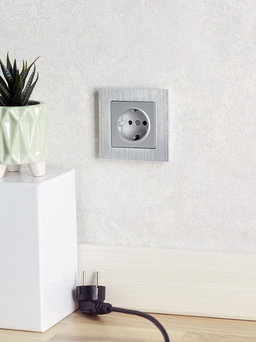 IEK Brite Рамки Рамка IEK BRITE 1-местная РУ-1-1-БрА металл алюминий BR-M12-M-K47