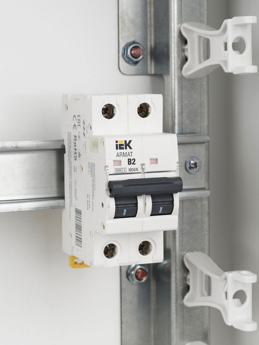2 полюсные (двухполюсные) Автоматический выключатель IEK ARMAT M06N 2P B 2А AR-M06N-2-B002 