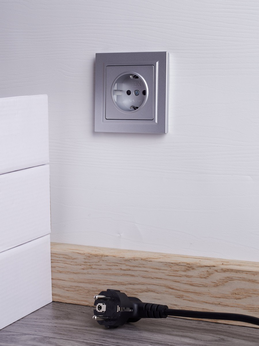 IEK Brite Алюминий Розетка IEK BRITE BASE Алюминий с з/к/ш 16А в сб. РСР14-1-0-БрА BR-R14-16-K47-F