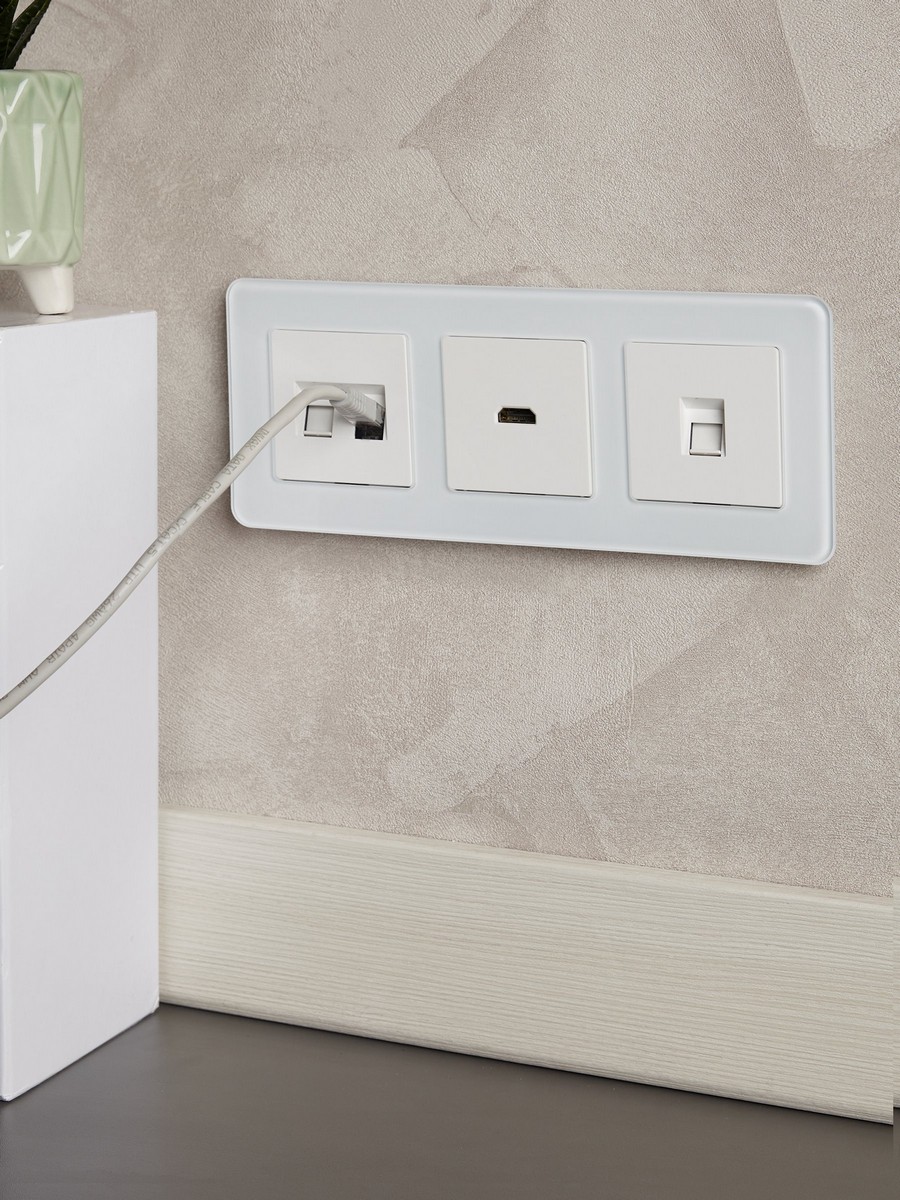 IEK Brite Рамки Рамка IEK BRITE DECOR Белый матовый стекло скругл.угол 3-м РУ-3-2-Бр RE BR-M32-G-41-K01