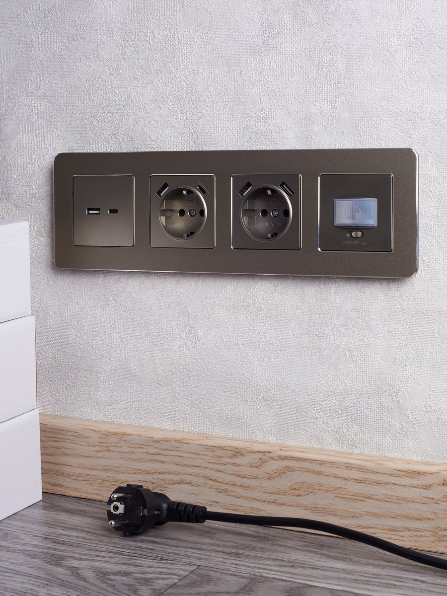 IEK Brite Шампань Розетка IEK BRITE с с/з и шторками 16А с USB A+C 18Вт РЮш11-1-БрШ шампань BR-R14-16-U22-018-K37