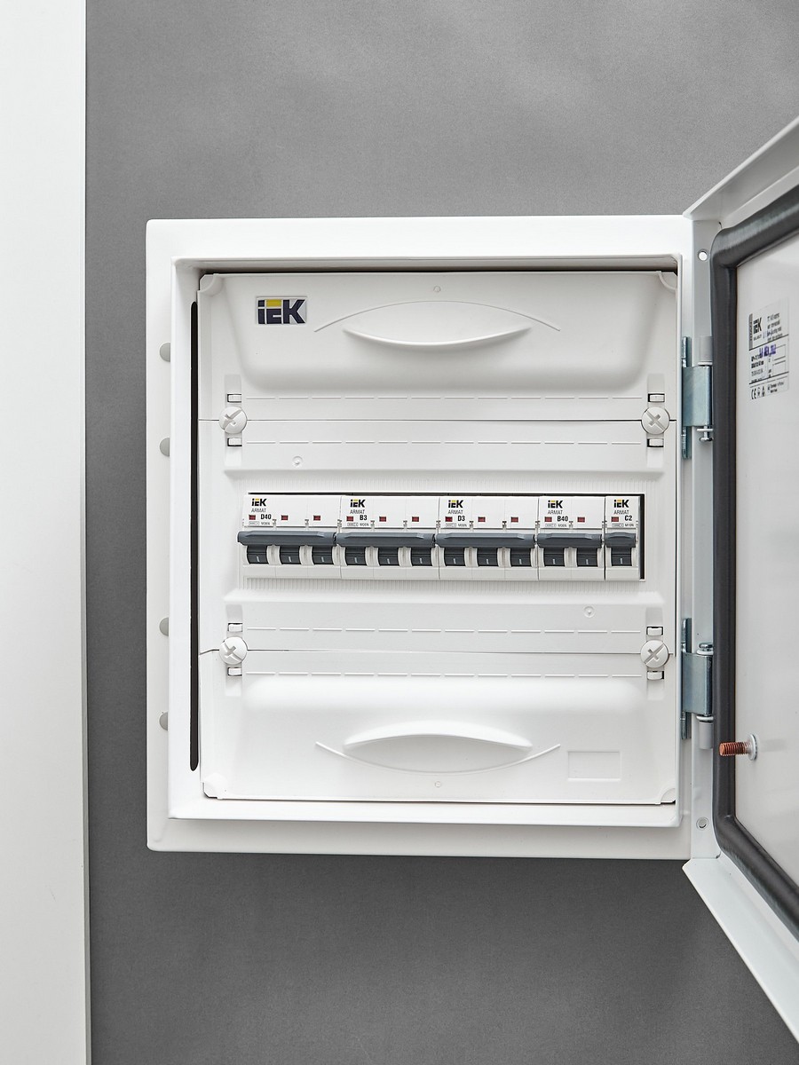 3 полюсные (трехполюсные) Автоматический выключатель IEK ARMAT M06N 3P B 3А AR-M06N-3-B003 