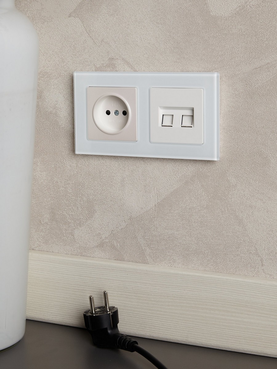 IEK Brite Рамки Рамка IEK BRITE 2-местная РУ-2-2-БрБ стекло белый BR-M22-G-K01