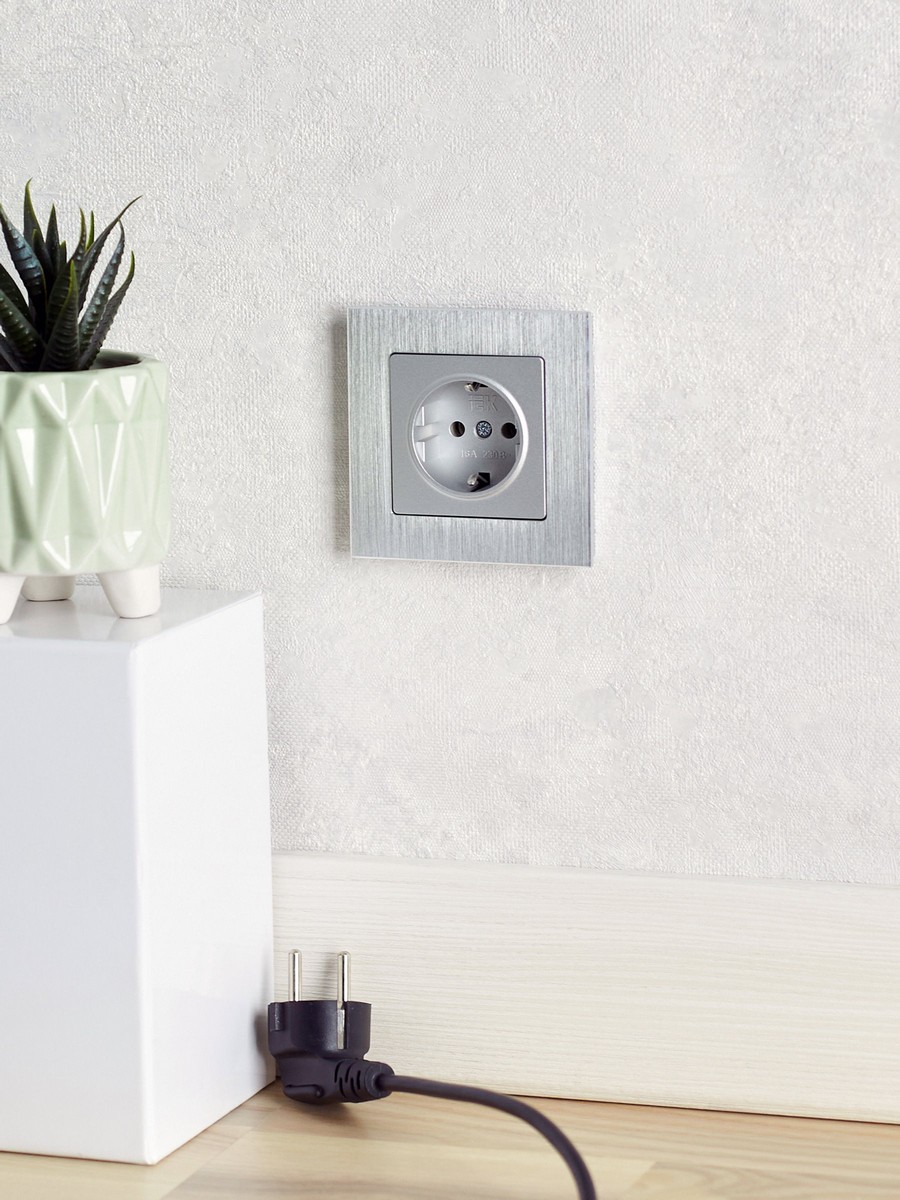 IEK Brite Алюминий Розетка IEK BRITE с/з без шторок 16А РС11-1-0-БрА алюминий BR-R11-16-K47