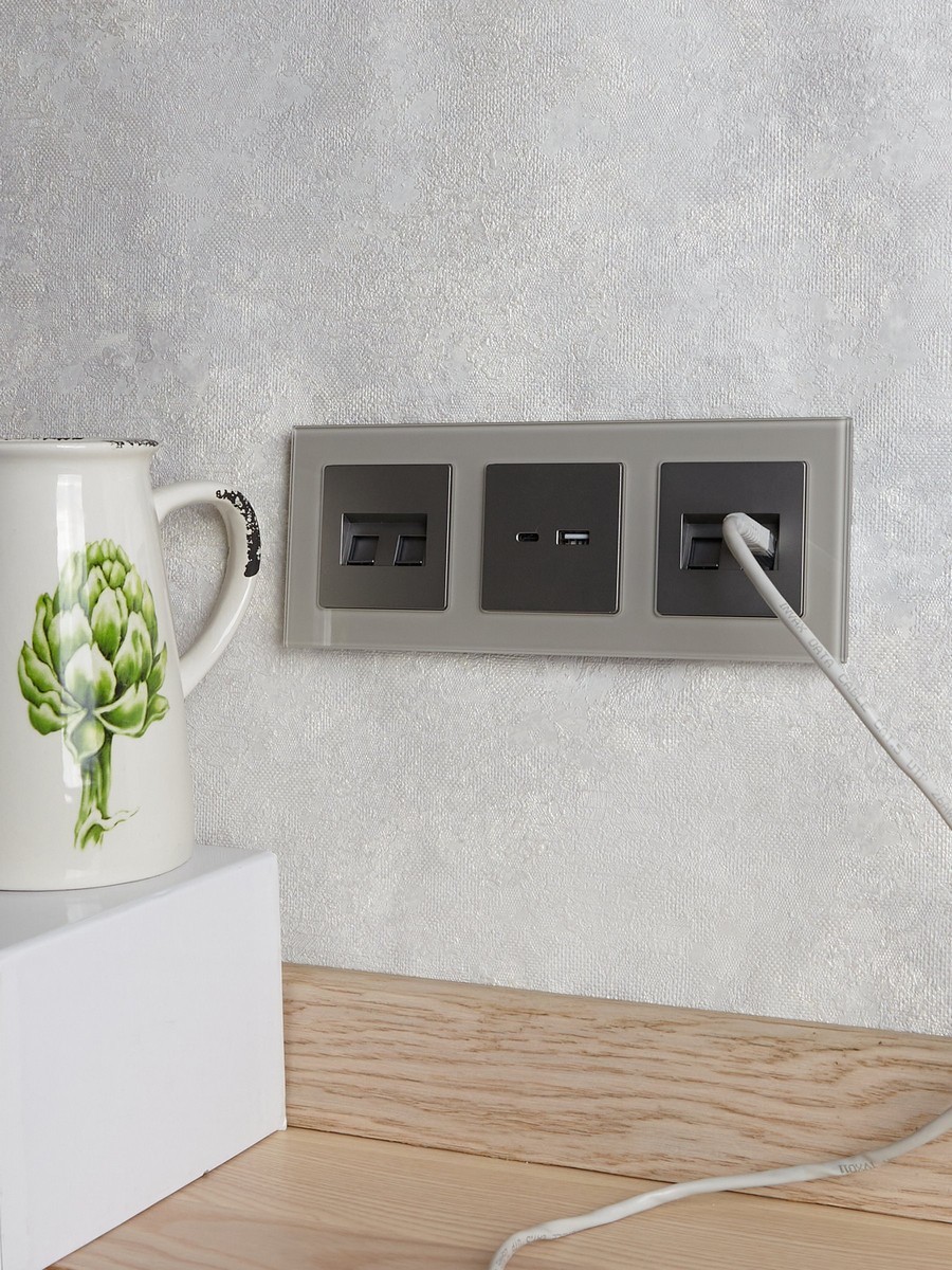 IEK Brite Рамки Рамка IEK BRITE 3-местная РУ-3-2-БрД стекло дымчатый BR-M32-G-K30