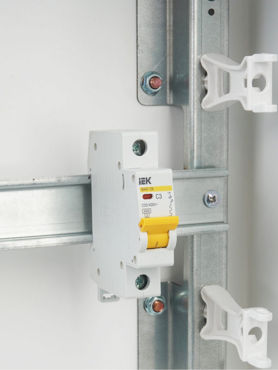 1 полюсные (однополюсные) Автоматический выключатель IEK KARAT ВА47-29 1Р 3А 4,5кА х-ка С MVA20-1-003-C 