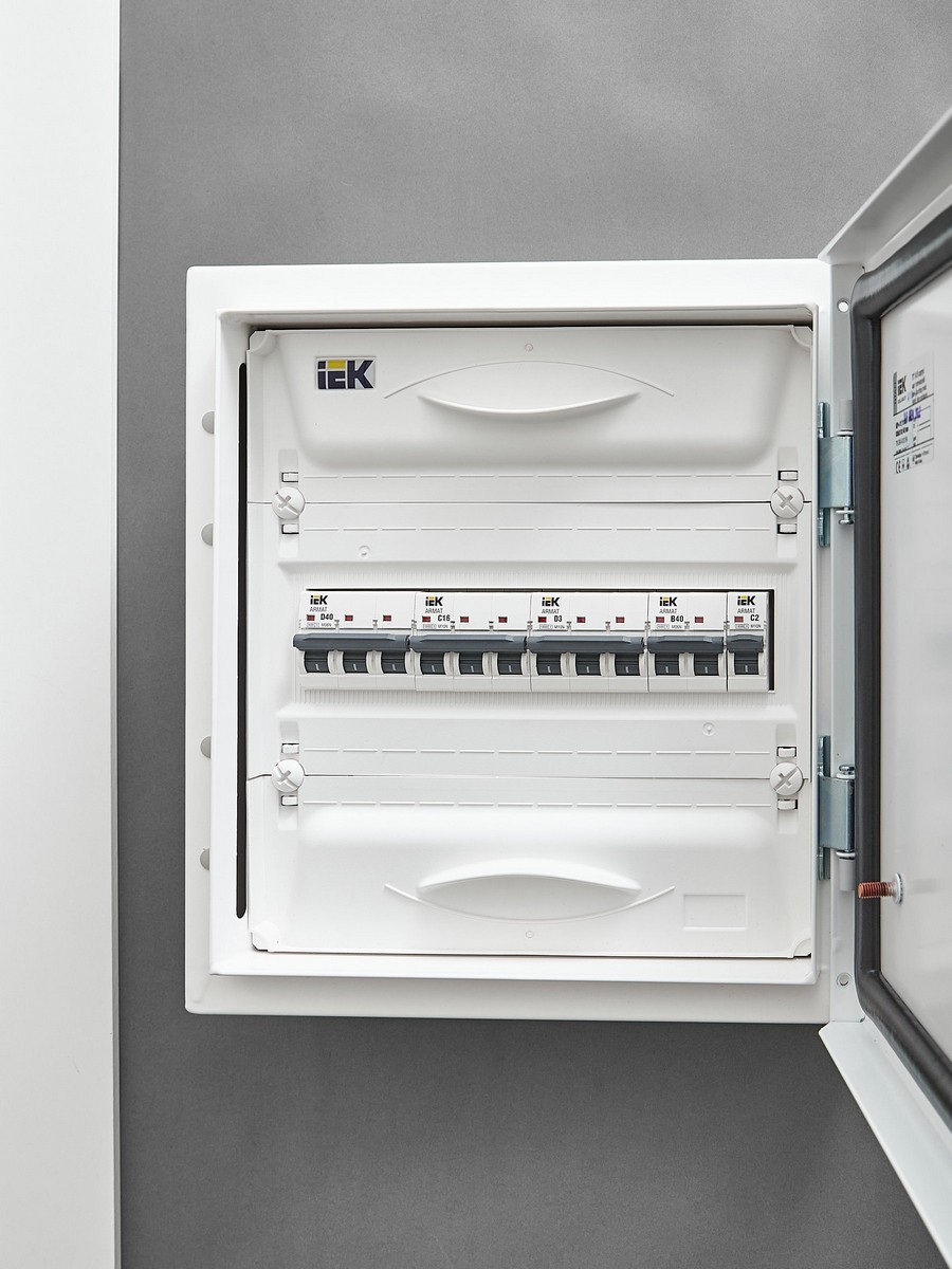 3 полюсные (трехполюсные) Автоматический выключатель IEK ARMAT M10N 3P D 3А AR-M10N-3-D003 