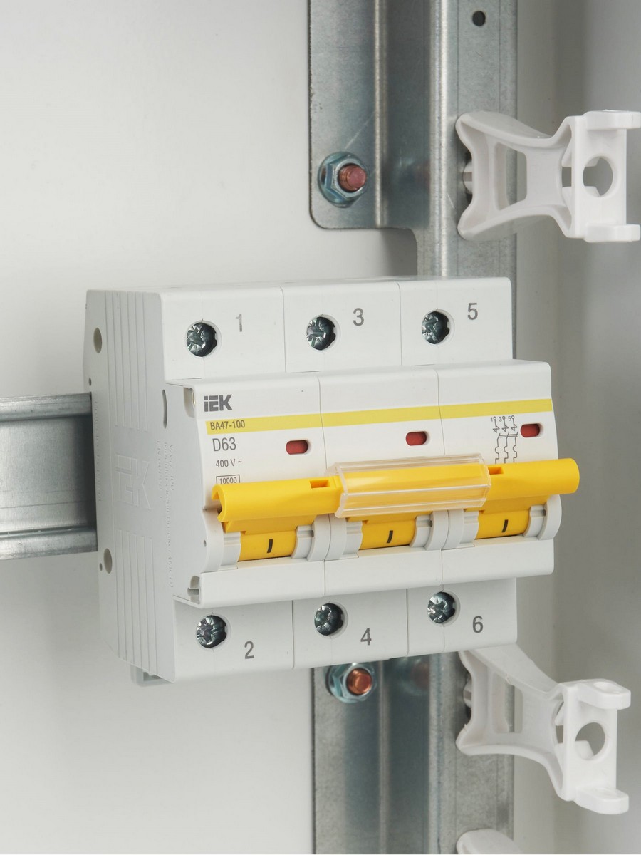 3 полюсные (трехполюсные) Автоматический выключатель IEK KARAT ВА47-100 3Р 63А 10кА х-ка D MVA40-3-063-D 