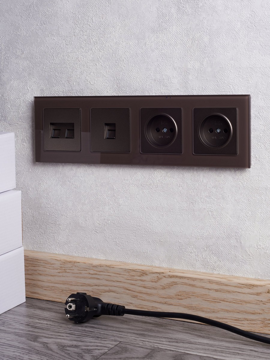 IEK Brite Рамки Рамка IEK BRITE 4-местная РУ-4-2-БрТБ стекло бронза BR-M42-G-K45