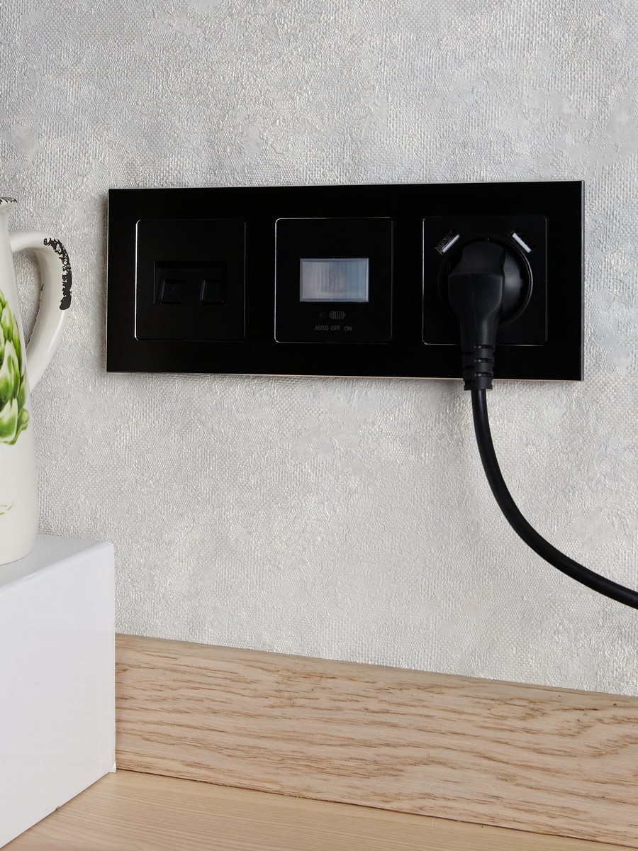 IEK Brite Рамки Рамка IEK BRITE 3-местная РУ-3-1-БрЧ металл черный BR-M32-M-K02