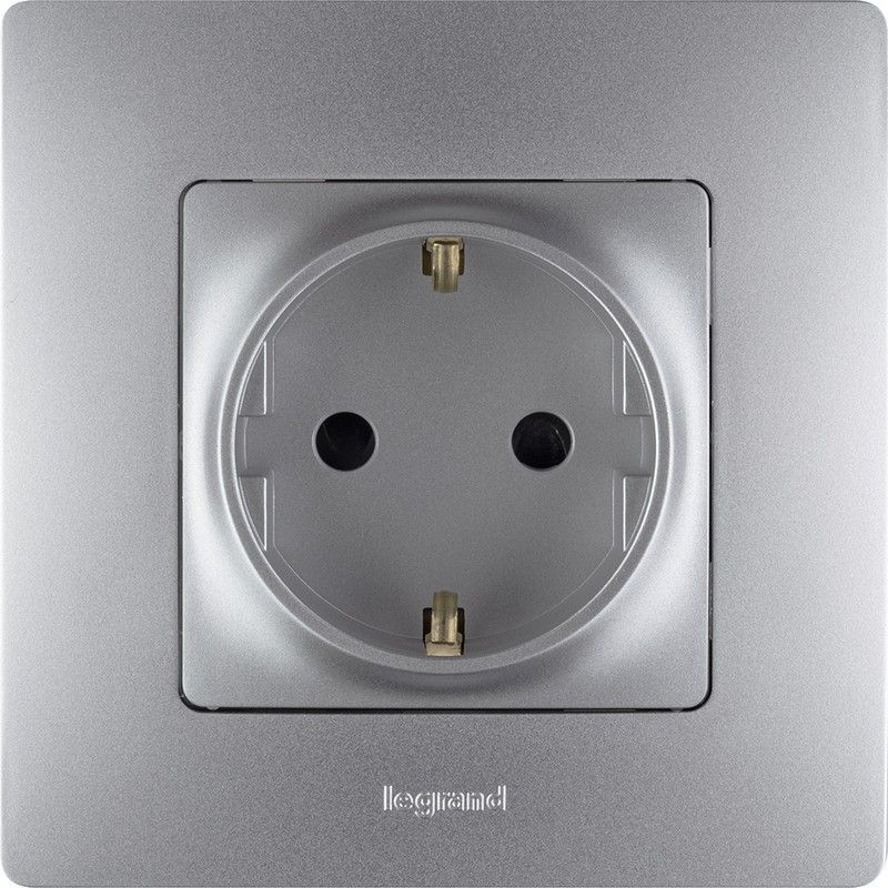 Legrand Etika Алюминий Розетка электрическая Legrand Etika алюминий с/з со шторками, винт. клеммы, 16А, 250 В 672422