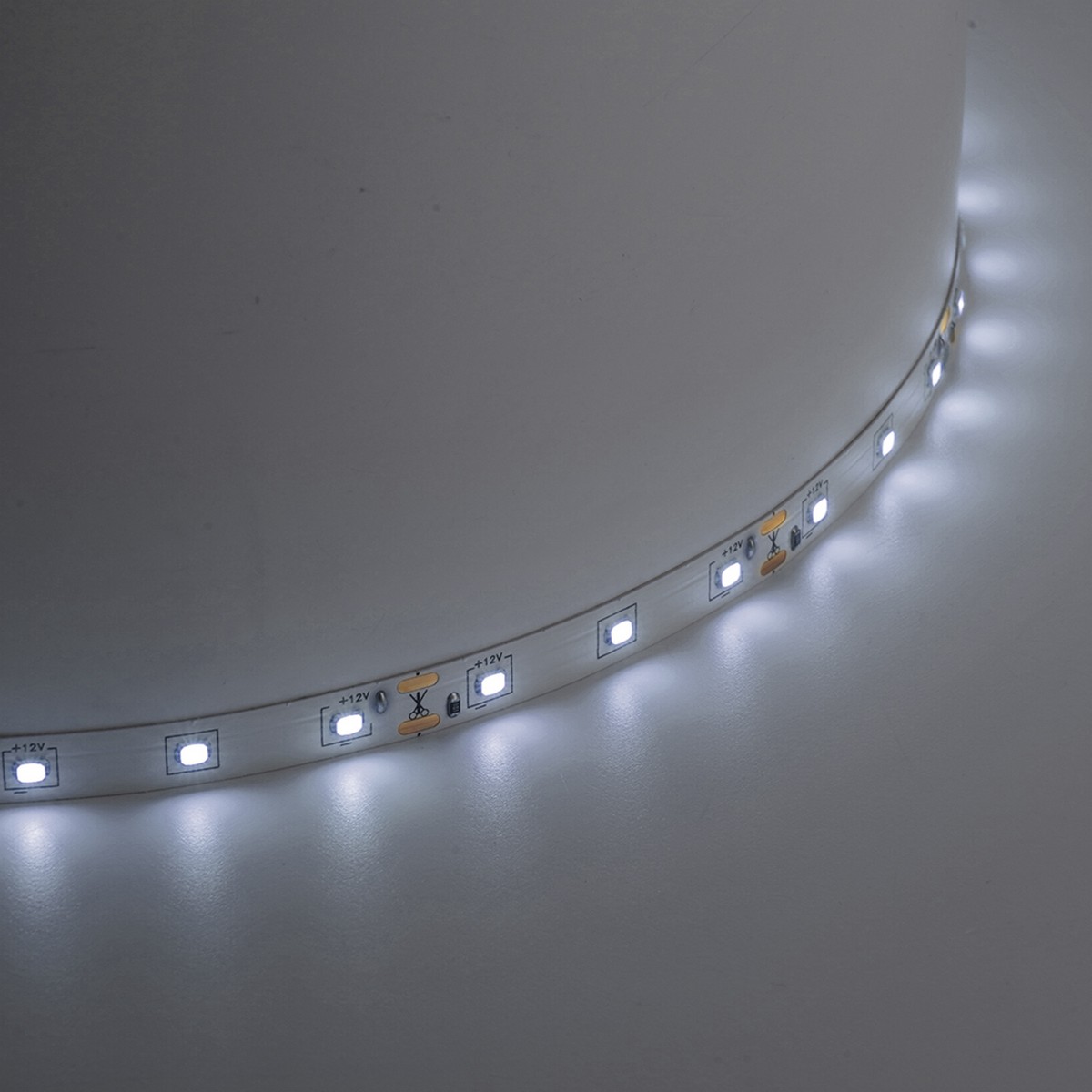 Светодиодная лента белая холодная Лента светодиодная SAFFIT SST01 60SMD(2835)/м 6Вт/м 12V 6500K IP20 5 метров 55239 