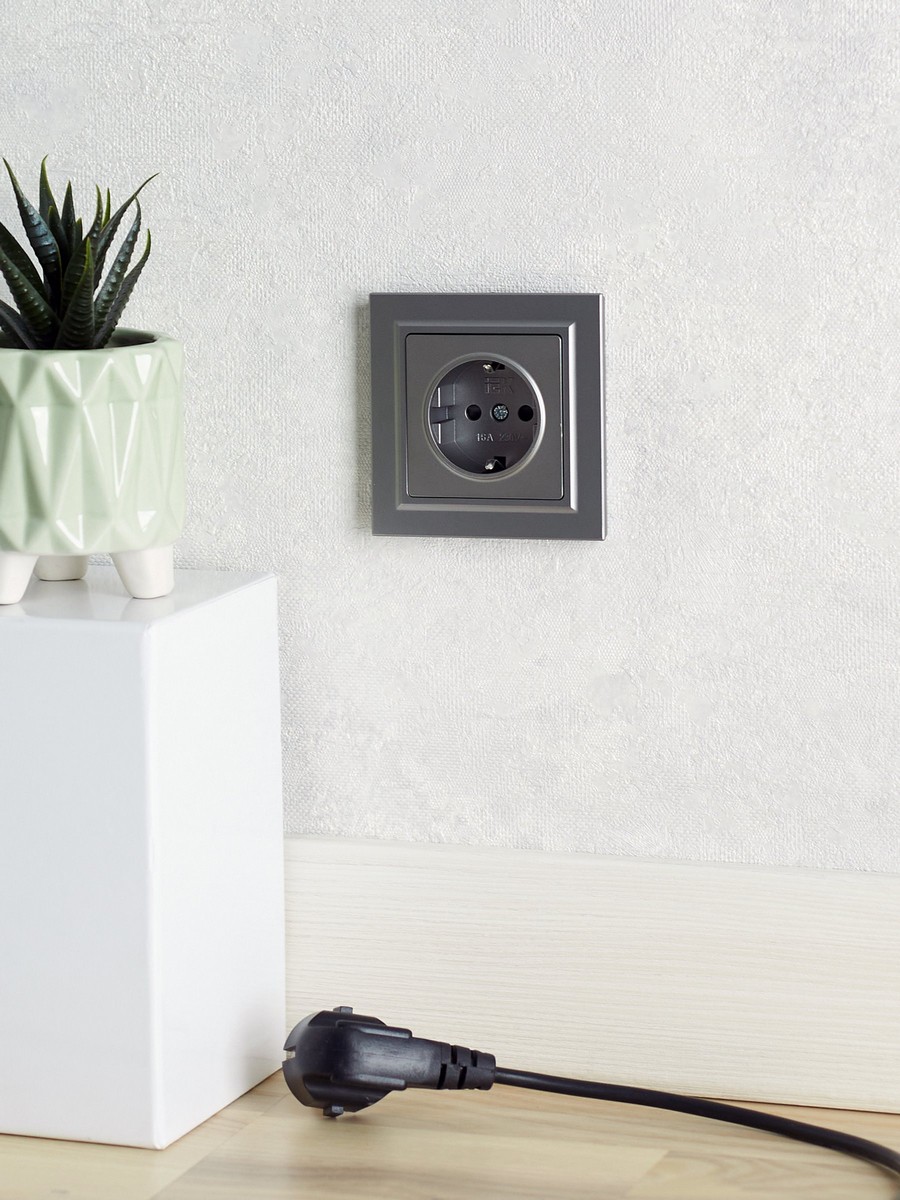 IEK Brite Сталь Розетка IEK BRITE с/з с шторками 16А РС14-1-0-БрС сталь BR-R14-16-K46