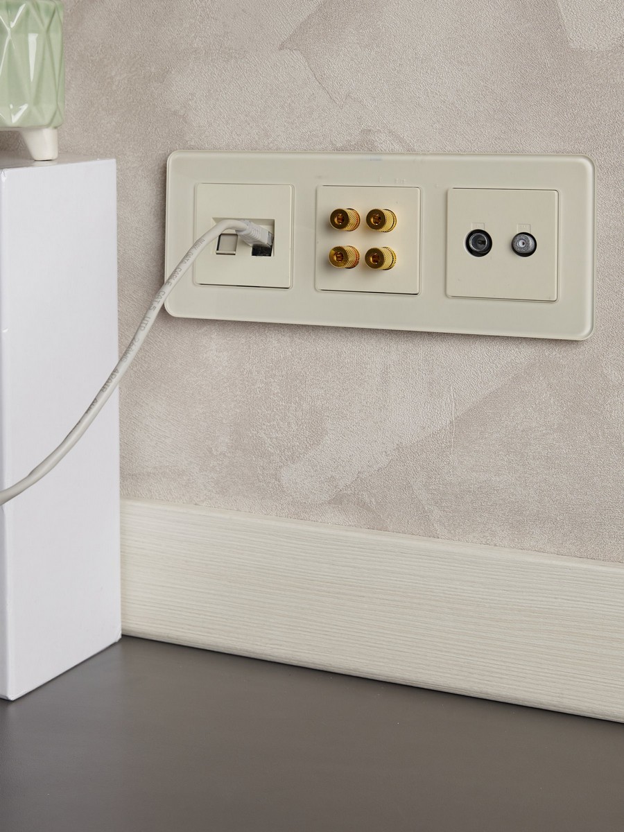 IEK Brite Бежевый Аудиорозетка IEK BRITE 4-местная РА10-БрКр бежевый BR-S40-K10