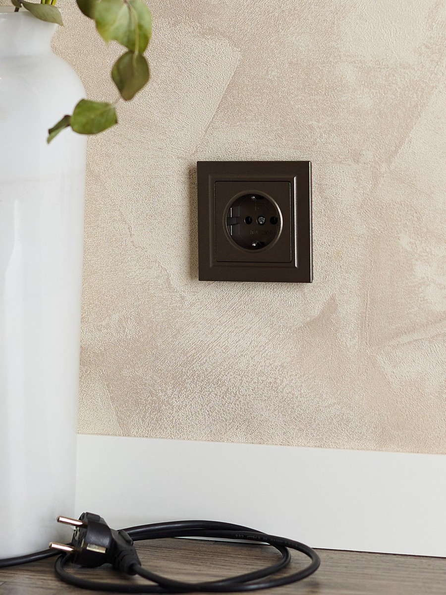 IEK Brite Бронза Розетка IEK BRITE с/з без шторок 16А РС11-1-0-БрТБ темная бронза BR-R11-16-K45