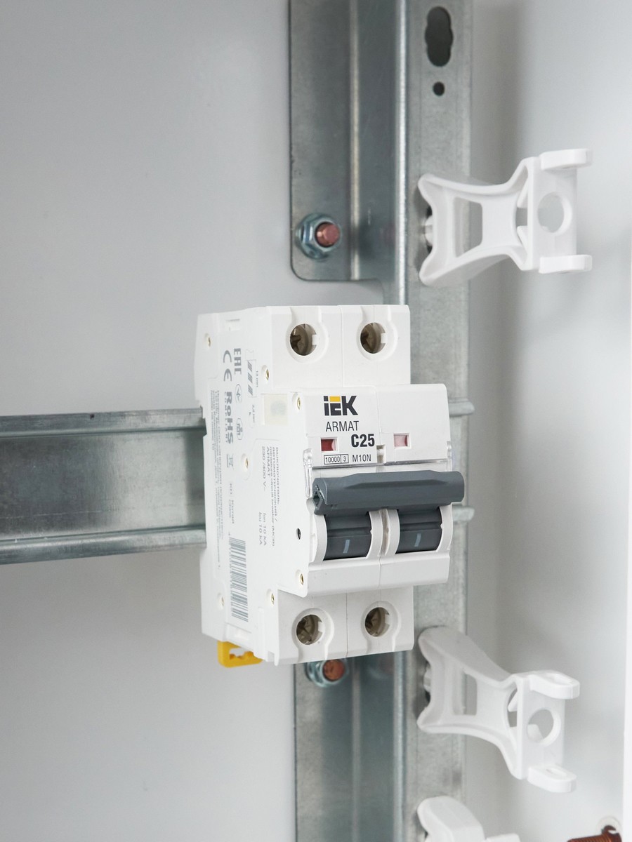 2 полюсные (двухполюсные) Автоматический выключатель IEK ARMAT M10N 2P C 25А AR-M10N-2-C025 