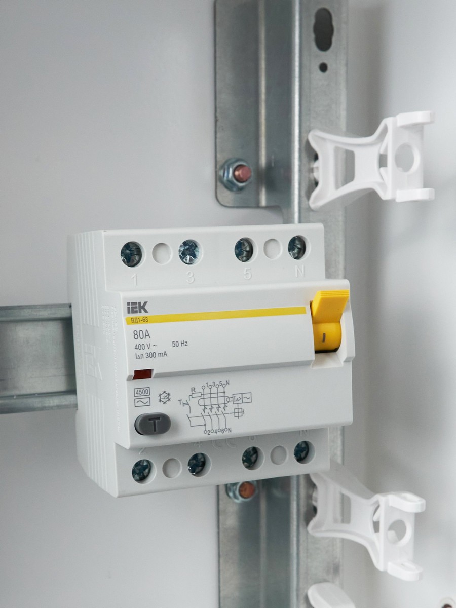 IEK Выключатель дифференциальный IEK KARAT ВД1-63 (УЗО) 4Р 80А 300мА MDV10-4-080-300 
