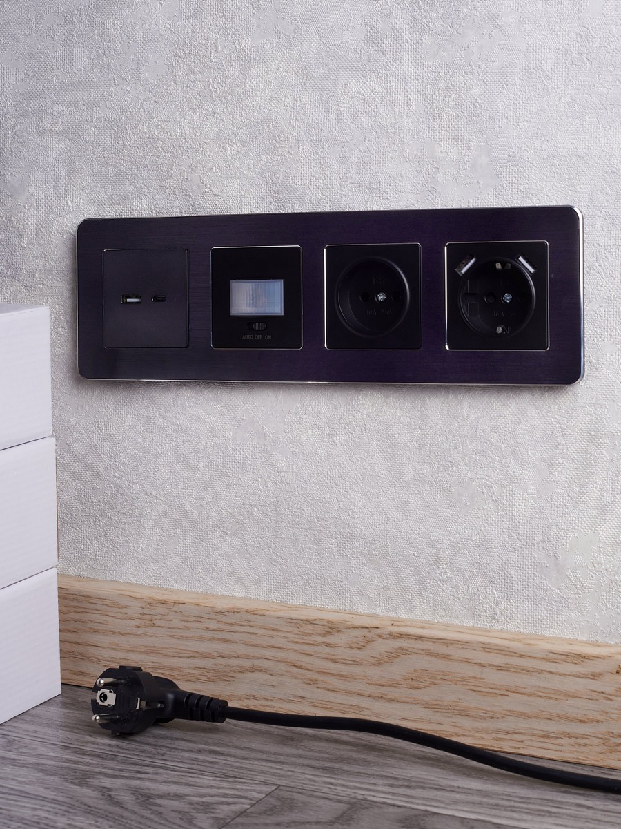 IEK Brite Рамки Рамка IEK BRITE DECOR Черный/алюм металл. скругл.угол 4-м РУ-4-1-Бр RE AL BR-M42-M-21-K02