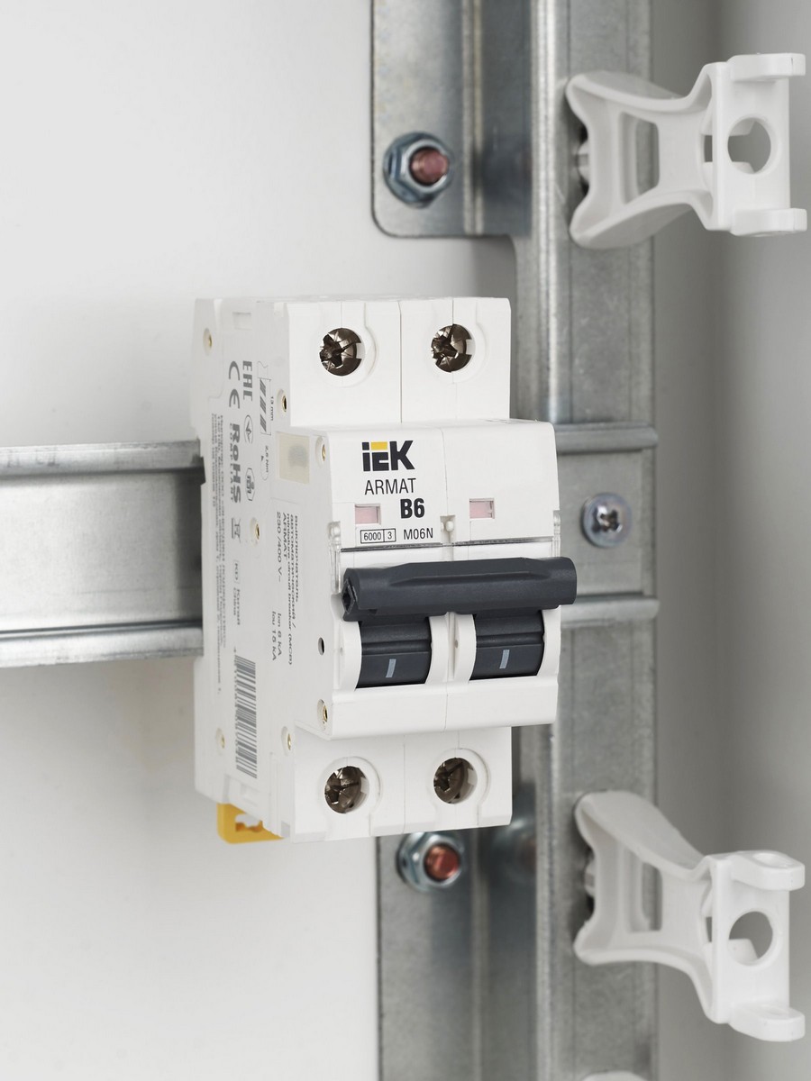 2 полюсные (двухполюсные) Автоматический выключатель IEK ARMAT M06N 2P B 6А AR-M06N-2-B006 
