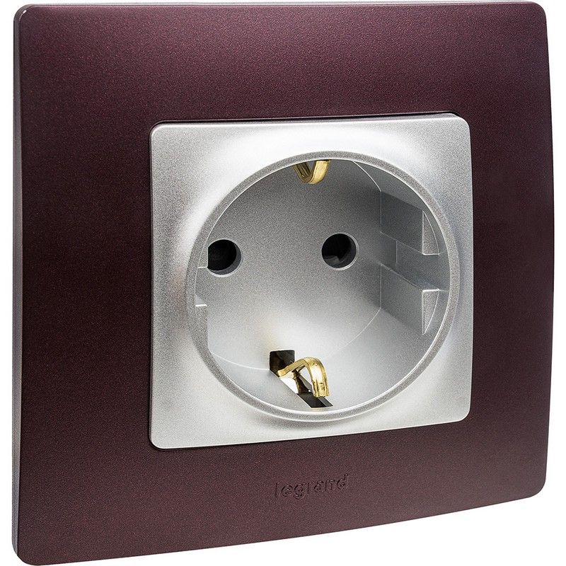 Legrand Etika Алюминий Розетка электрическая Legrand Etika алюминий с/з со шторками, винт. клеммы, 16А, 250 В 672422