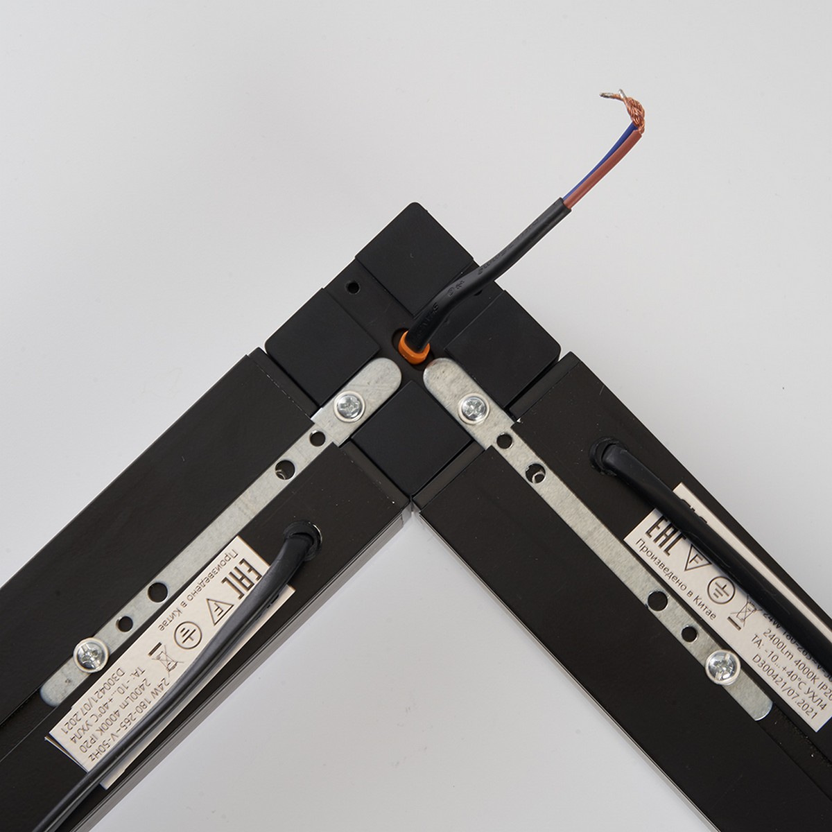 Линейные светодиодные светильники Светильник светодиодный линейный Feron AL4020 IP20 18W 6500К черный MattLine 51468 