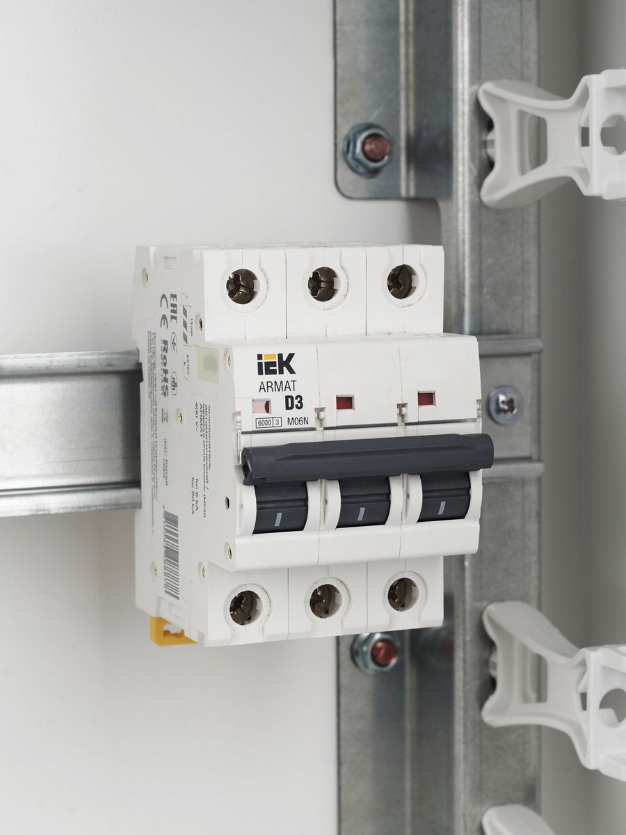3 полюсные (трехполюсные) Автоматический выключатель IEK ARMAT M06N 3P D 3А AR-M06N-3-D003 