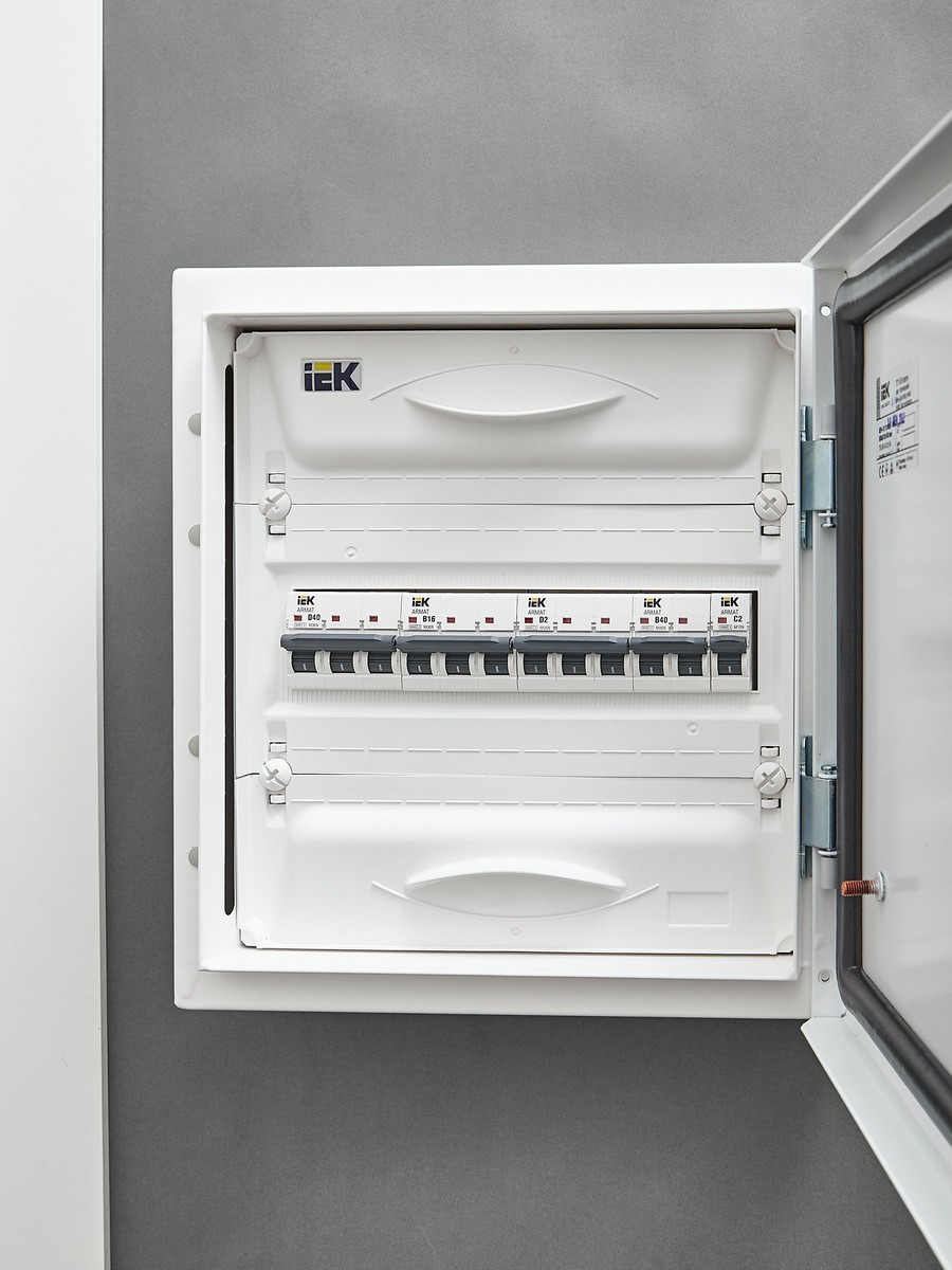 3 полюсные (трехполюсные) Автоматический выключатель IEK ARMAT M06N 3P D 2А AR-M06N-3-D002 