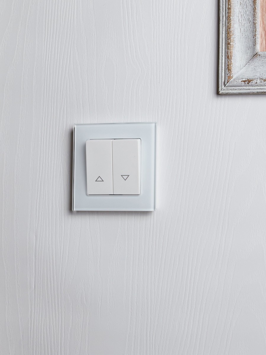 IEK Brite Белый Выключатель IEK BRITE жалюзи 10А ВС10-1-5-БрБ белый BR-V15-0-10-K01