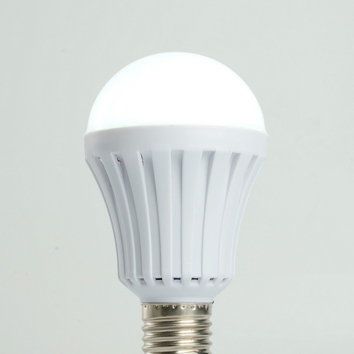 E27 Светильник аккумуляторный Feron EL116 9W Е27 белый 48979 