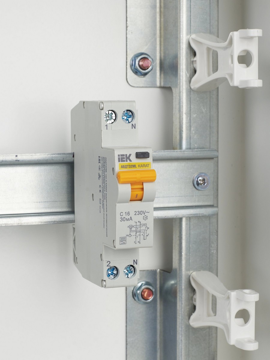 IEK Дифференциальный автоматический выключатель IEK KARAT АВДТ32ML тип A С16 30мА MVD12-1-016-C-030-A 