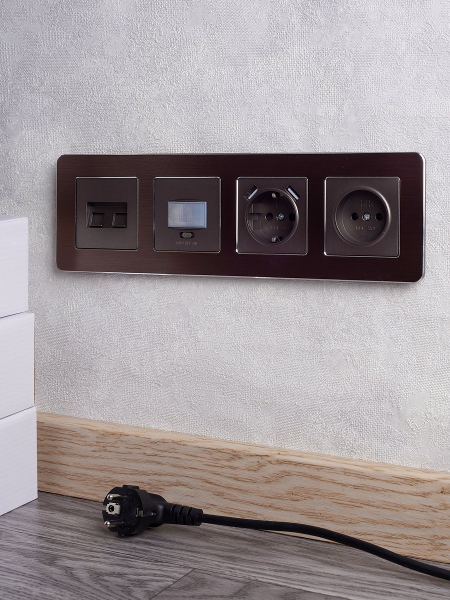 IEK Brite Рамки Рамка IEK BRITE DECOR Коричневый металл. скругл.угол 4-мест. РУ-4-1-Бр RE AL BR-M42-M-21-K30