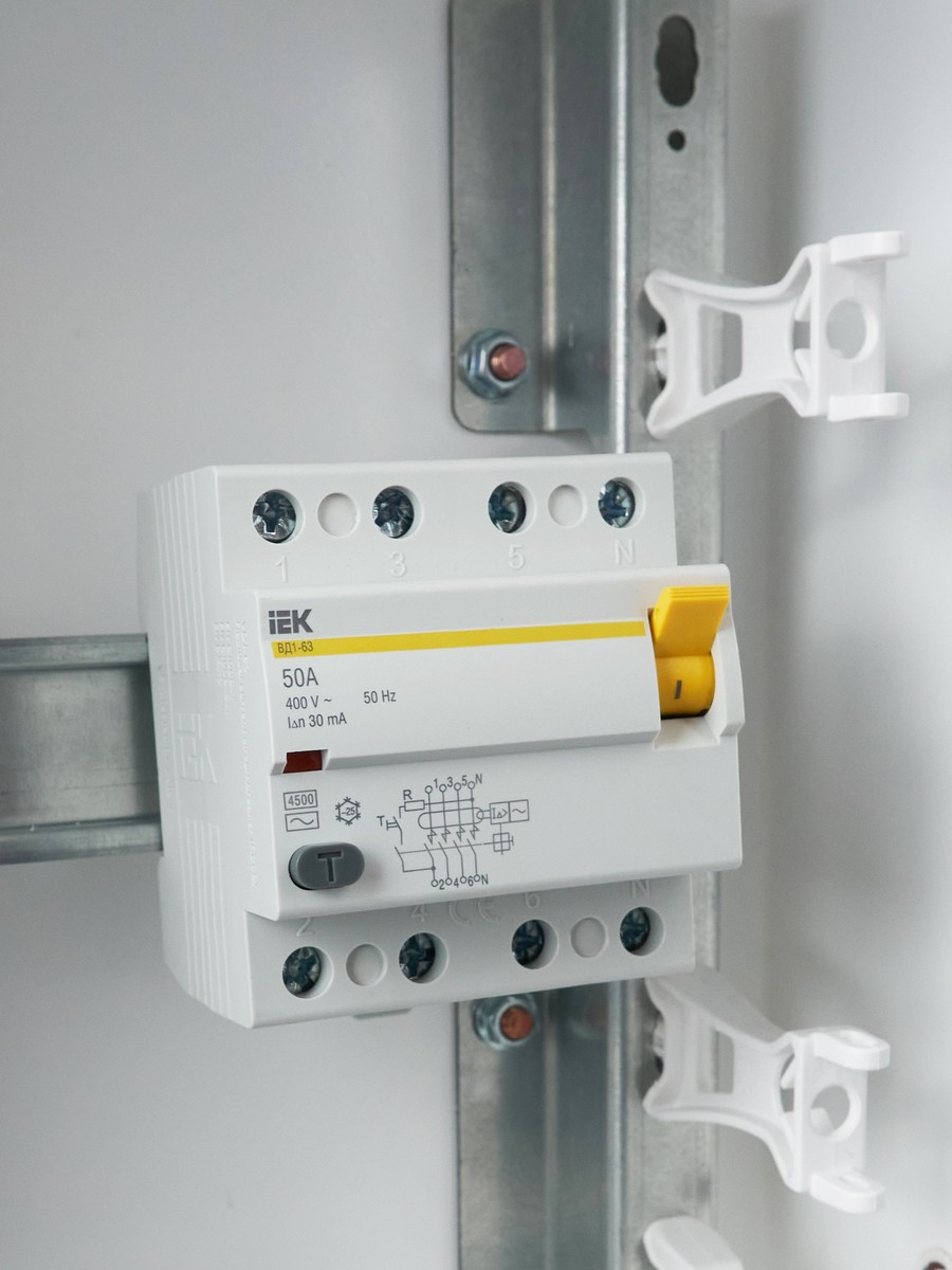 IEK Выключатель дифференциальный IEK KARAT ВД1-63 (УЗО) 4Р 50А 30мА MDV10-4-050-030 