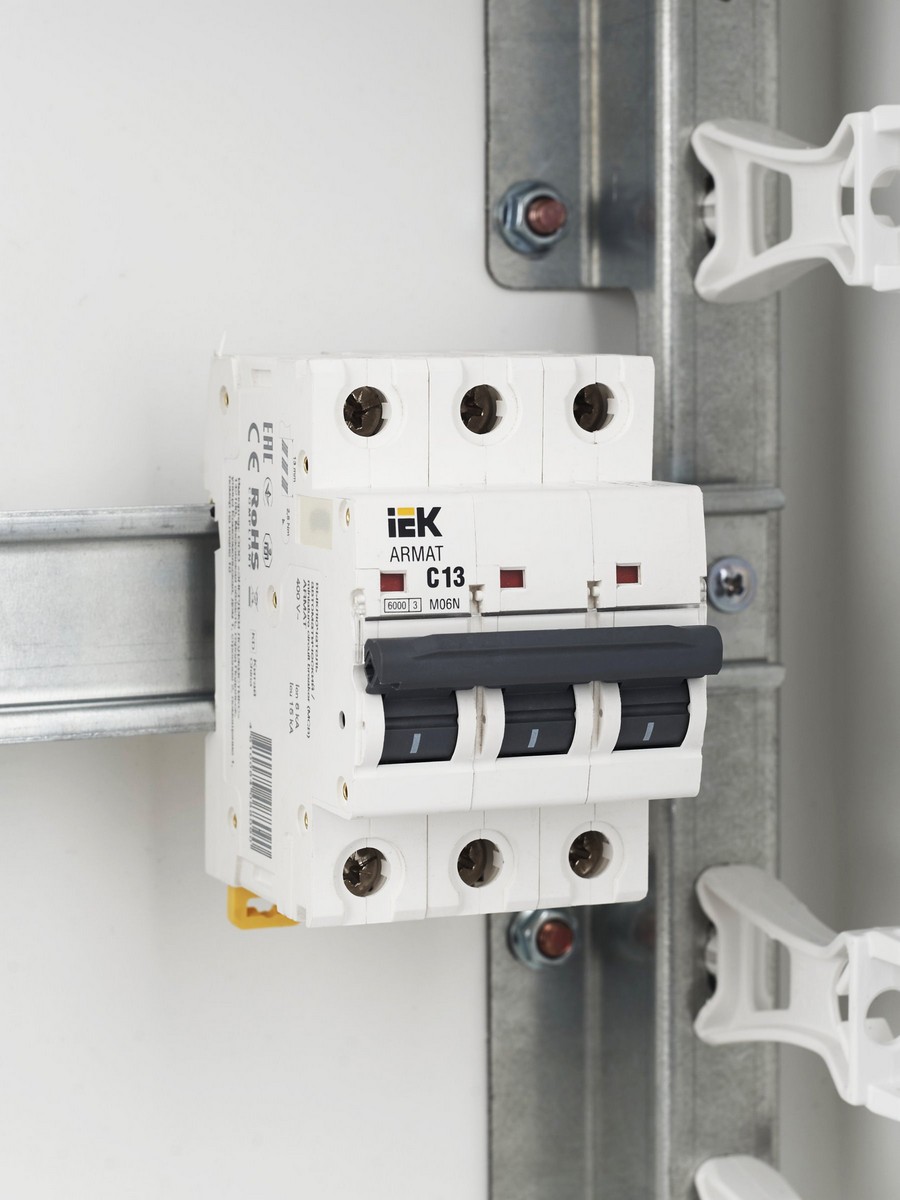 3 полюсные (трехполюсные) Автоматический выключатель IEK ARMAT M06N 3P C 13А AR-M06N-3-C013 