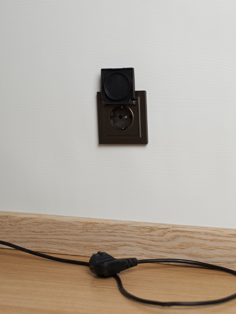 IEK Brite Бронза Розетка IEK BRITE с/з с шторками и крышкой 16А IP20 РСбш10-3-БрТБ темная бронза BR-R16-16-K45