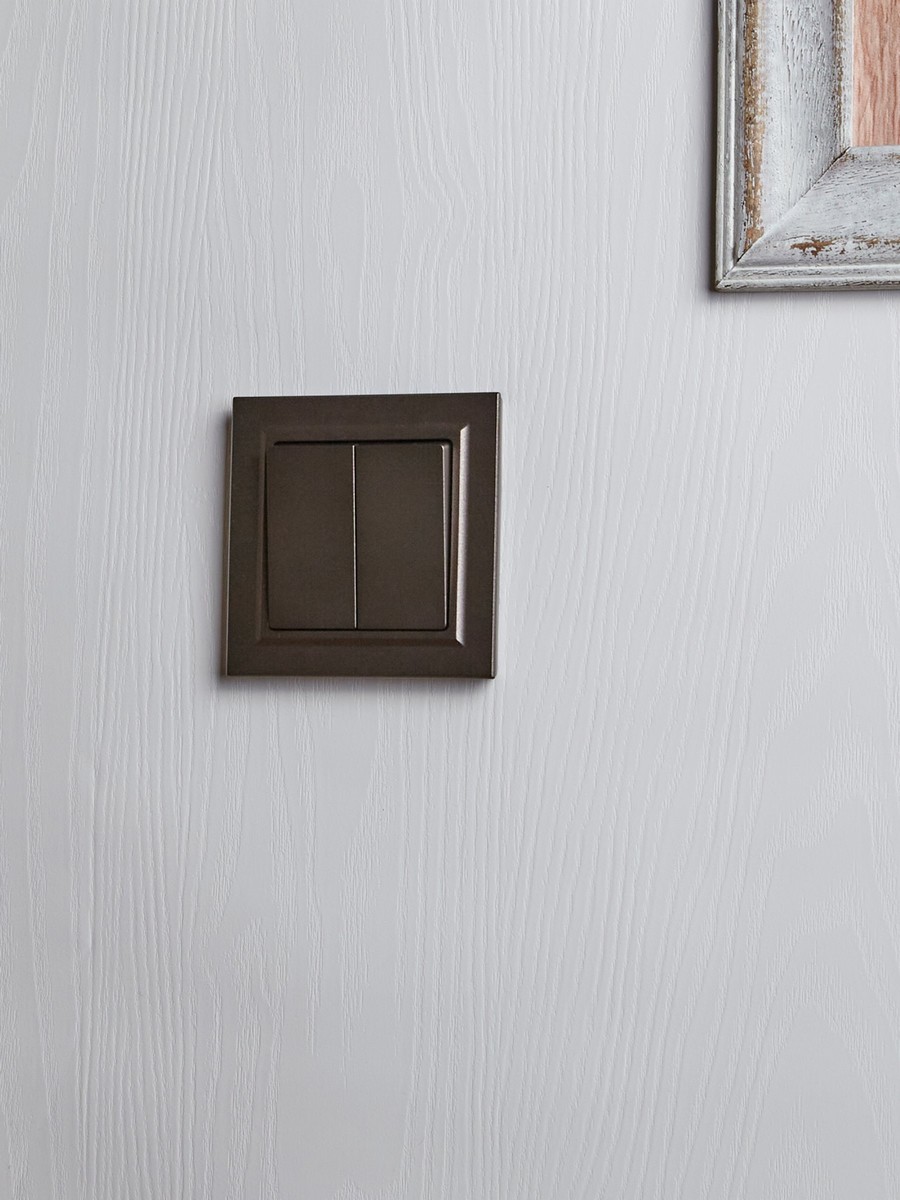 IEK Brite Бронза Выключатель IEK BRITE 2-клавишный проходной 10А ВС10-2-6-БрТБ темная бронза BR-V22-0-10-K45